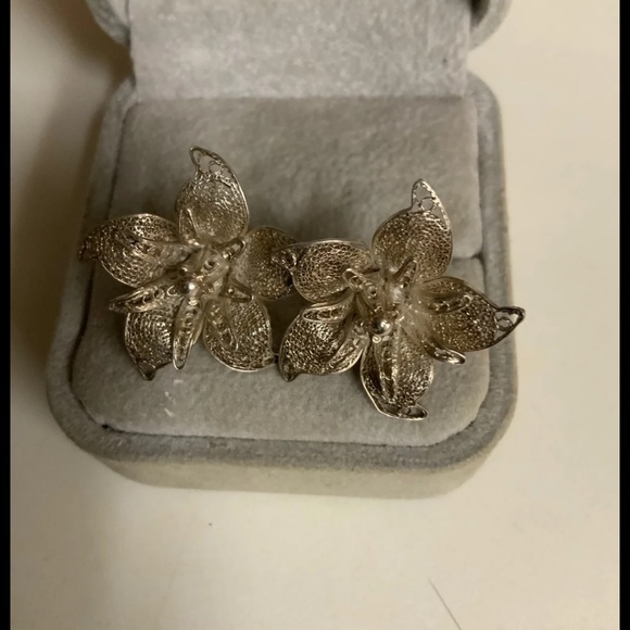 Jewelry - Sterling vintage filigree flower earrings.